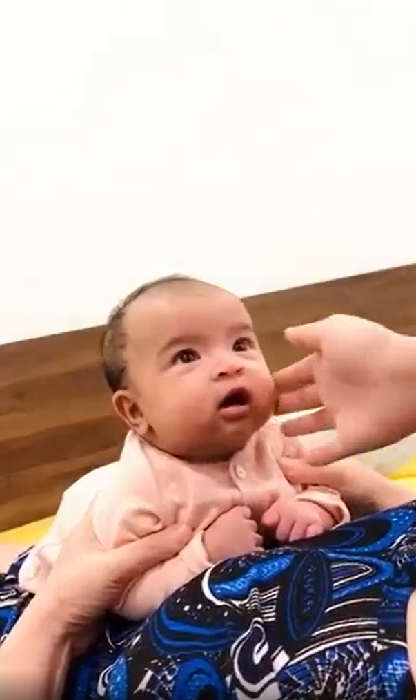 Biểu cảm siêu đáng yêu của ái nữ nhà Võ Hạ Trâm trong đoạn clip vừa được chia sẻ