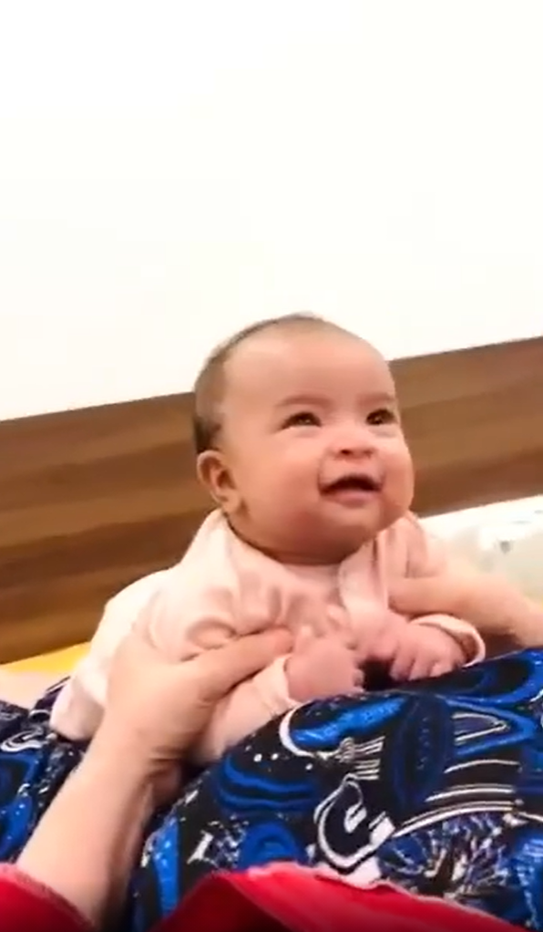 Khoảnh khắc mỉm cười hiếm hoi của con gái Võ Hạ Trâm