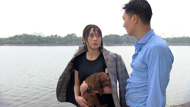 Xét về body, xem ra cậu con rể còn phải xin thua bố vợ vài bậc. Trong phần 1, anh chàng từng có khoảnh khắc 'lộ bụng bia' thế này!