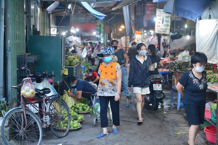 Người dân Hà Nội tấp nập đi chợ từ tờ mờ sáng trong ngày đầu nới lỏng giãn cách Ảnh 1