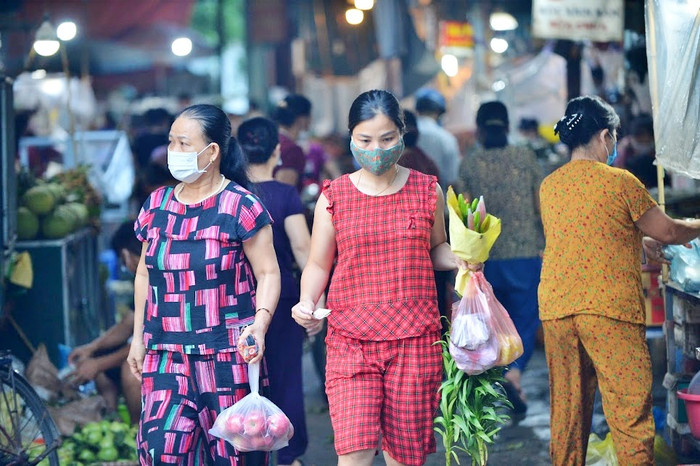 Người dân Hà Nội tấp nập đi chợ từ tờ mờ sáng trong ngày đầu nới lỏng giãn cách Ảnh 16