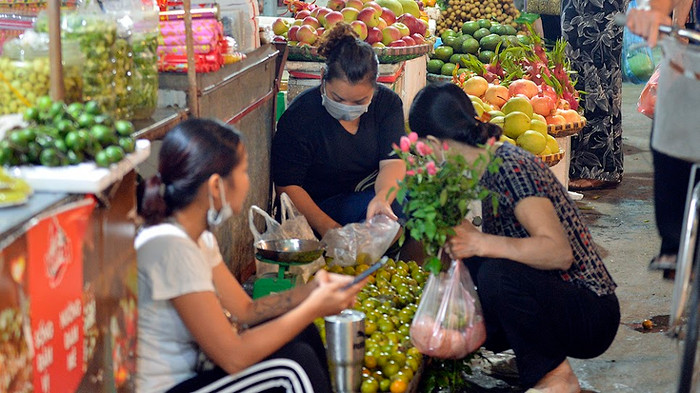 Người dân Hà Nội tấp nập đi chợ từ tờ mờ sáng trong ngày đầu nới lỏng giãn cách Ảnh 7