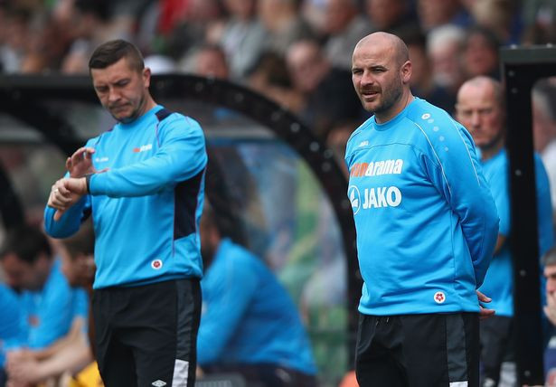 Anthony Johnson (phải) với đồng quản lý Bernard Morley trong thời gian họ phụ trách tại Salford City.