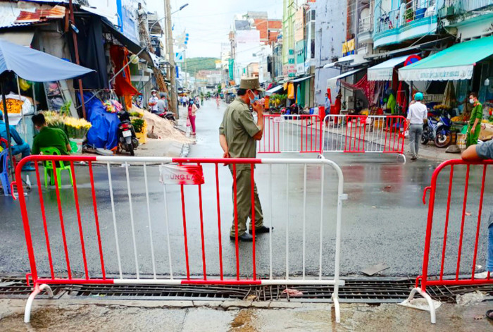 Lực lượng chức năng TP Phú Quốc triển khai quyết liệt các biện pháp phòng chống dịch bệnh. (Ảnh: CAND).