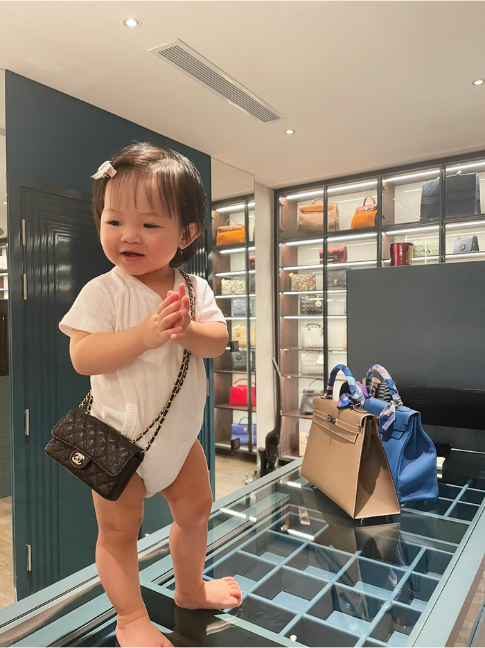 Suchin với các món đồ hiệu.