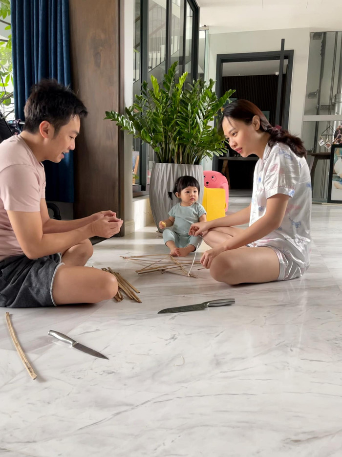 Cả gia đình cùng làm lồng đèn cho Suchin.