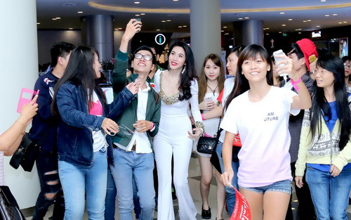 Thủy Tiên và khán giả.