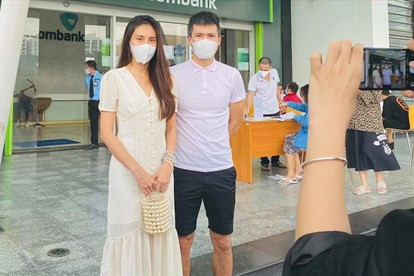 Thủy Tiên - Công Vinh tại ngân hàng ngày 17/9.