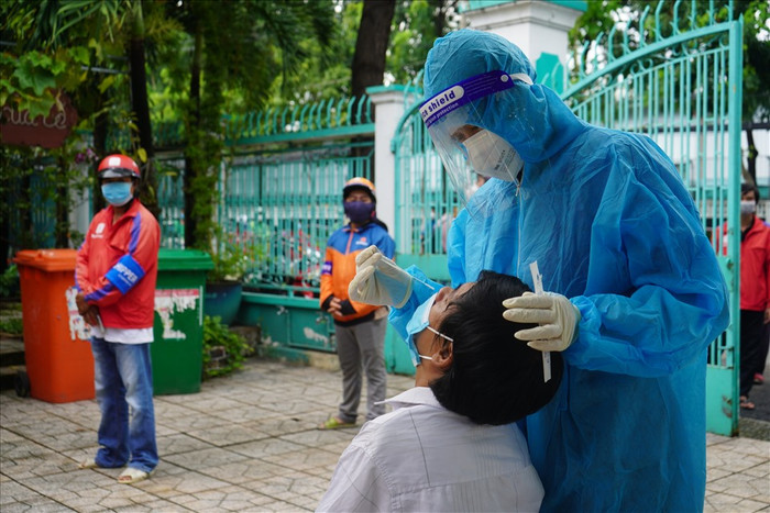 Các shipper được lấy mẫu xét nghiệm. Ảnh: Lao Động