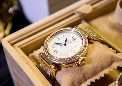 Những chiếc đồng hồ cũng được đính ngập tràn đá quý. 