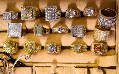 Mê kim cương đến nỗi, Đàm Vĩnh Hưng từng tổ chức một liveshow mang tên kim cương, tiêu tốn hàng tỷ đồng. 