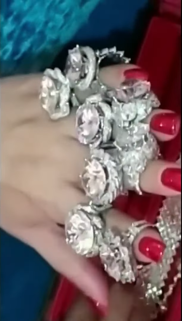 Nữ đại gia từng có tuyên bố gây choáng về việc đong hột xoàn bằng lon. 