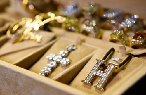 Đủ các mặt dây chuyền, không thiếu món gì. 