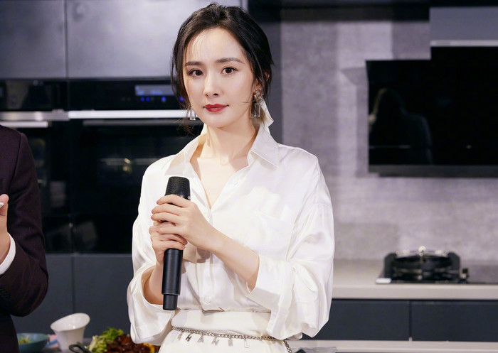 Con gái Dương Mịch - Lưu Khải Uy đón trung thu 'hiu quạnh': Thiếu cả bố lẫn mẹ, chỉ có ông bà nội ở bên Ảnh 7