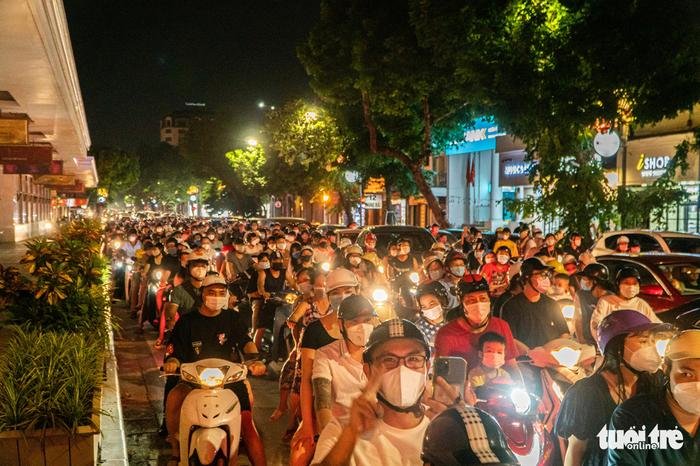 'Biển người' đổ xô lên phố cổ Hà Nội đi chơi Trung thu trong ngày đầu nới lỏng giãn cách Ảnh 6