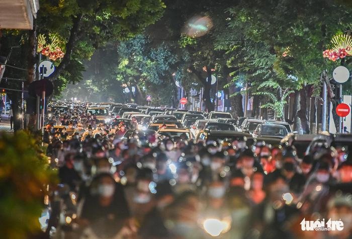 'Biển người' đổ xô lên phố cổ Hà Nội đi chơi Trung thu trong ngày đầu nới lỏng giãn cách Ảnh 7