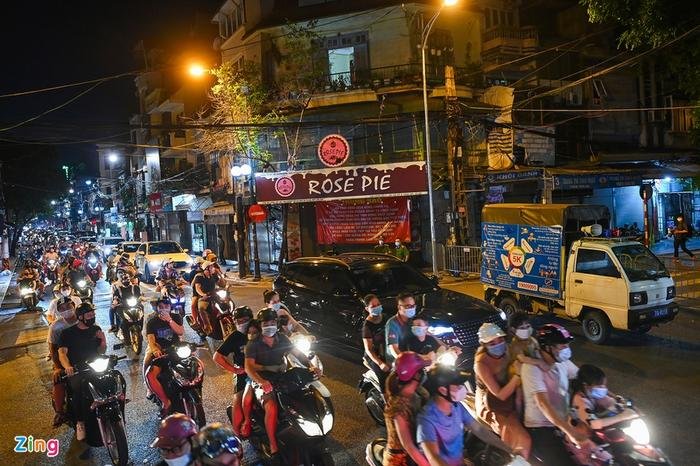 'Biển người' đổ xô lên phố cổ Hà Nội đi chơi Trung thu trong ngày đầu nới lỏng giãn cách Ảnh 10