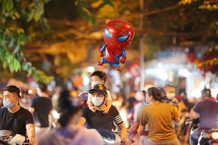 'Biển người' đổ xô lên phố cổ Hà Nội đi chơi Trung thu trong ngày đầu nới lỏng giãn cách Ảnh 2