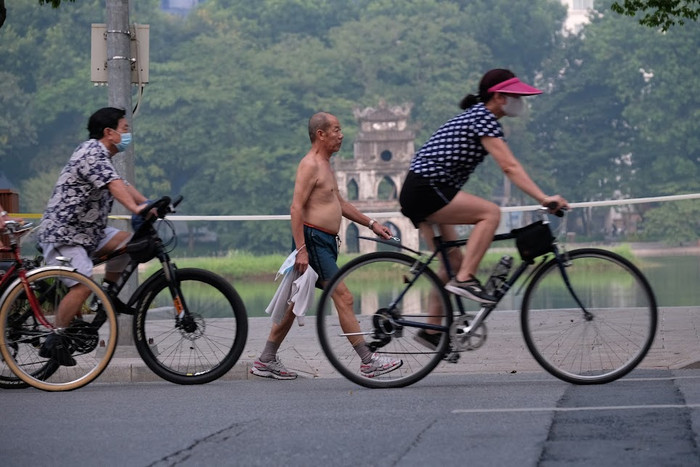 Nhiều người bất chấp dịch Covid-19, thong dong đi tập thể dục nơi công cộng, không đeo khẩu trang phòng dịch.