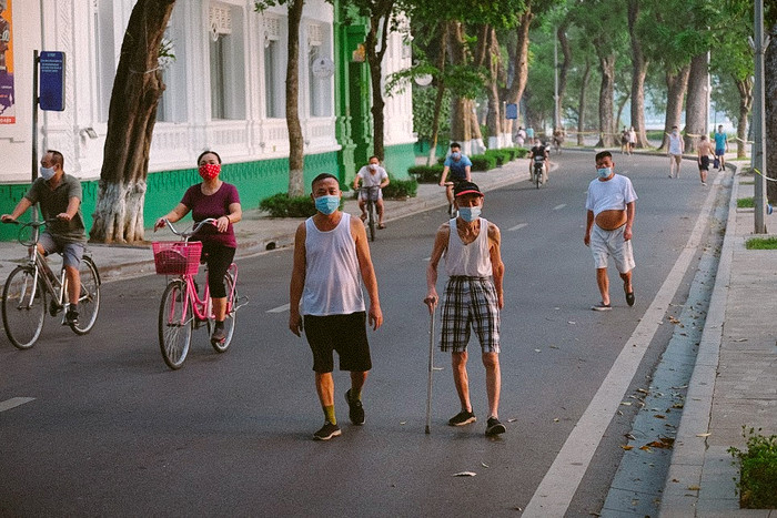 Người dân kéo nhau xuống đường đi tập thể dục chỉ sau 1 ngày Thủ đô nới lỏng giãn cách xã hội.