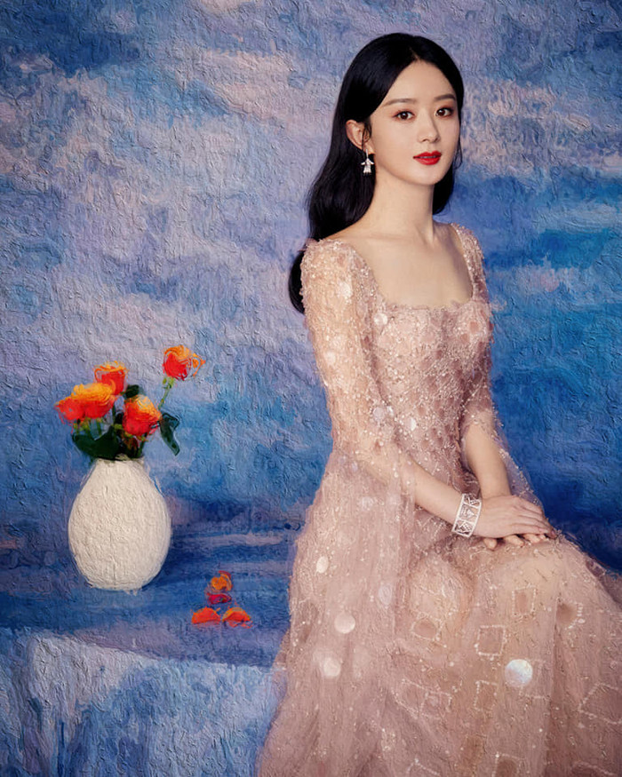 Stylist luôn biết chọn những bộ váy che đi khuyết điểm hình thể của cô nàng để tôn lên những ưu điểm 