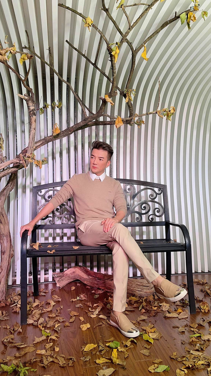 Set đồ matching từ quần, áo đến giày đều tông màu be thanh tao trong hình ảnh chụp streetstyle của Đàm Vĩnh Hưng 