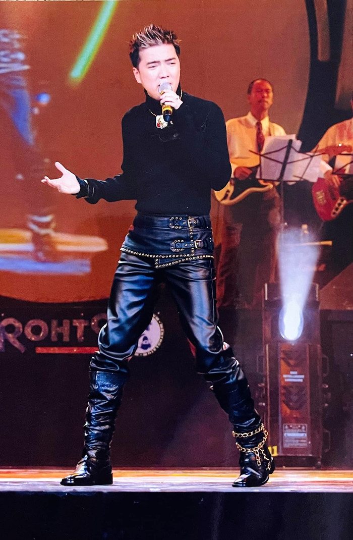 Lên sân khấu trình diễn, trang phục của nam ca sĩ họ Đàm cũng ưu tiên các set đồ xuyệt tông để dễ dàng phối phụ kiện