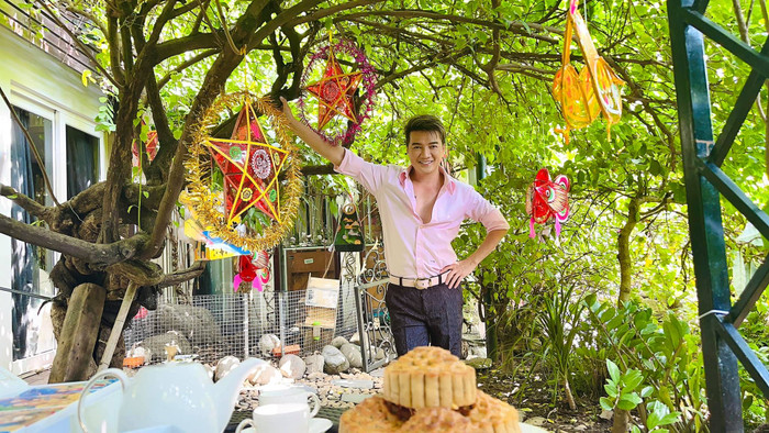 Hình ảnh chúc khán giả ngày trung thu vừa qua của nam ca sĩ U50 cũng mặc trang phục trịnh trọng với áo sơ mi quần âu. Đặc biệt áo phải xuyệt tông với phụ kiện thắt lưng hồng 