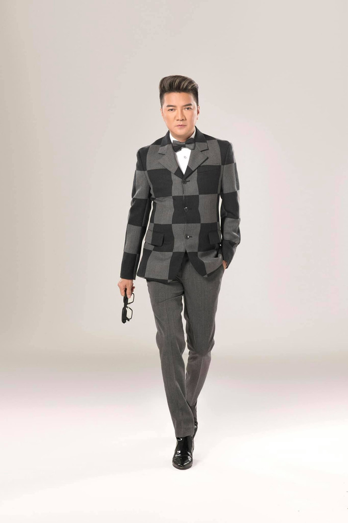 Trong các hình ảnh nam ca sĩ đăng tải nhằm gửi đến bà Phương Hằng đều mặc những trang phục phong cách 'tone sur tone' 