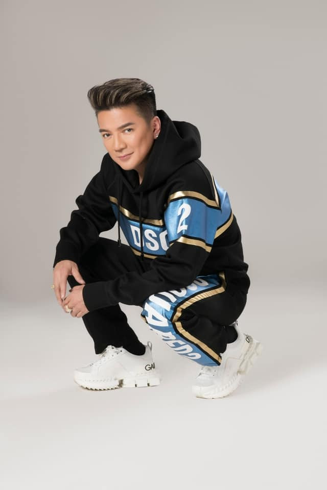 Trang phục thể thao hàng hiệu của Đàm Vĩnh Hưng mang đến cho anh phong cách trẻ trung, mạnh mẽ