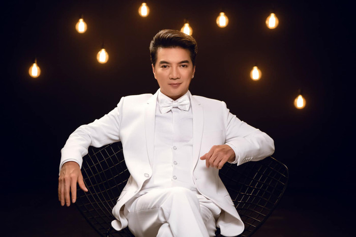 Mặc suit là nguyên cây màu trắng kể cả nơ gắn áo