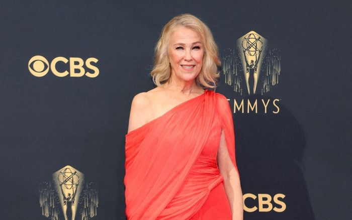 Catherine O'Hana diện thiết kế Công Trí, lọt top 10 ngôi sao mặc đẹp nhất tại thảm đỏ Emmy Ảnh 2