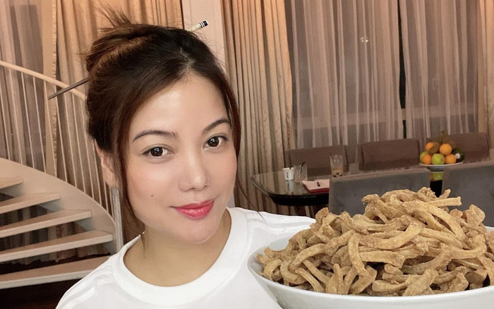 Trương Ngọc Ánh trổ tài làm mứt dừa, nhâm nhi lấy tinh thần mùa dịch Ảnh 2