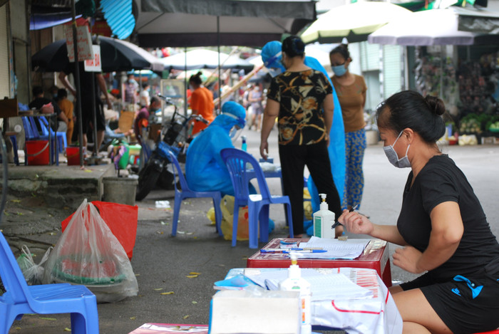 Lực lượng ý tế lấy mẫu xét nghiệm tại khu vực dịch bệnh.