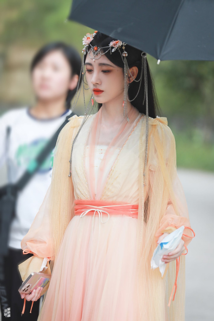 Phần phụ kiện trên đầu nữ diễn viên đã thay đổi.