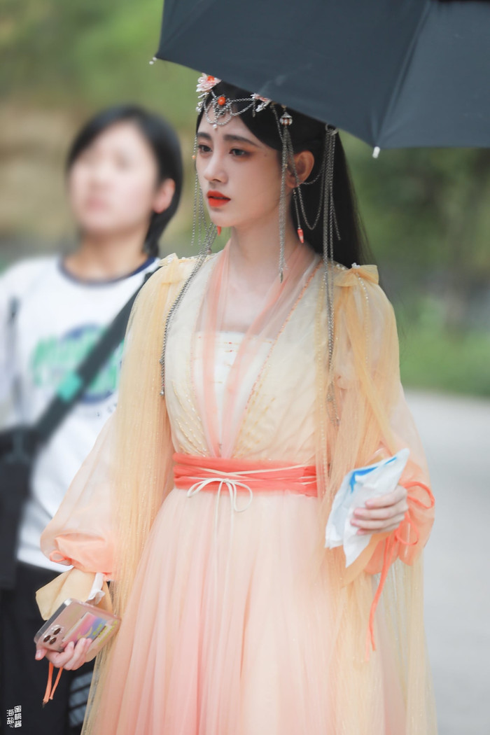 Tạo hình của cô bị chê trang điểm quá đậm, nhìn như đi diễn tuồng.