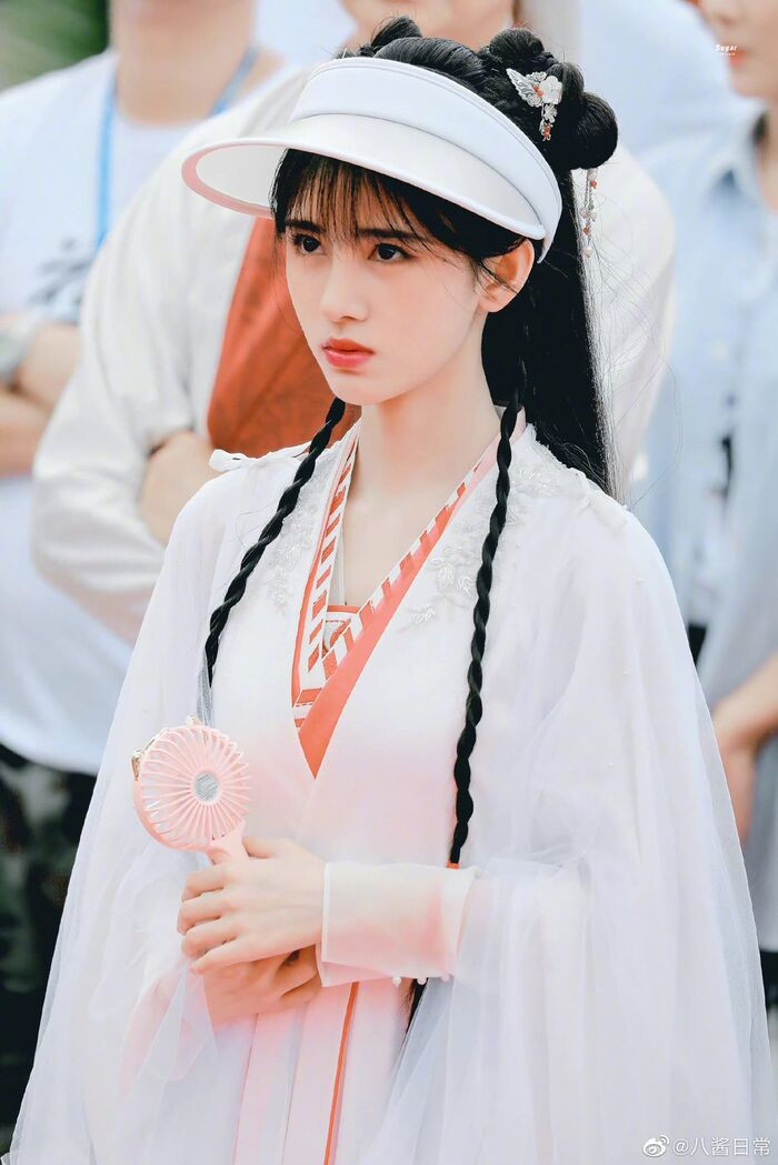 Tạo hình Cúc Tịnh Y ngày khai máy phim Hoa nhung.