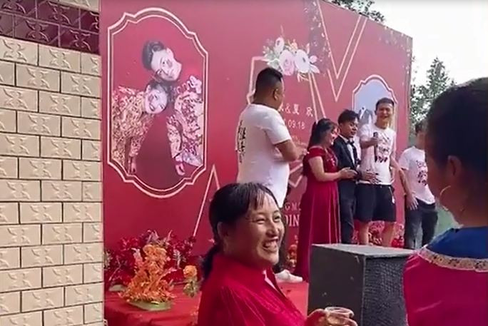 Nhà gái ai cũng cười rất tươi khi đón được rể quý về nhà.&nbsp;