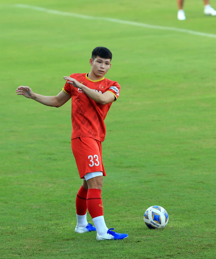 Trong buổi tập mới đây, tuyển Việt Nam xuất hiện thêm tân binh là hậu vệ trẻ Liễu Quang Vinh. Ảnh: VFF