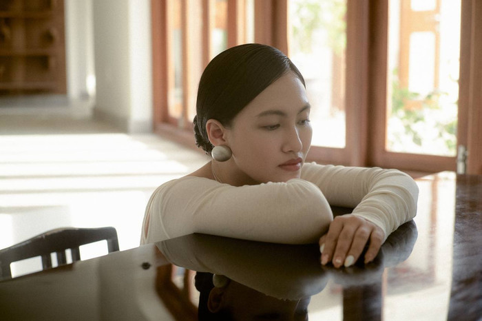 Nguyên Hà tung sản phẩm mới trong mùa dịch thu âm bằng điện thoại.