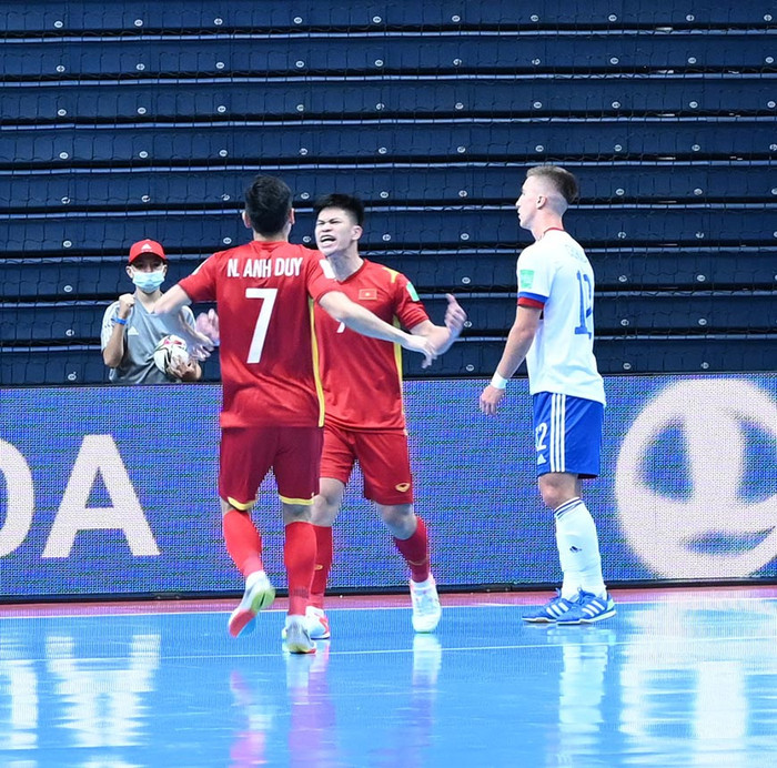 Đắc Huy ghi bàn rút ngắn tỷ số 1-2 cho tuyển futsal Việt Nam.