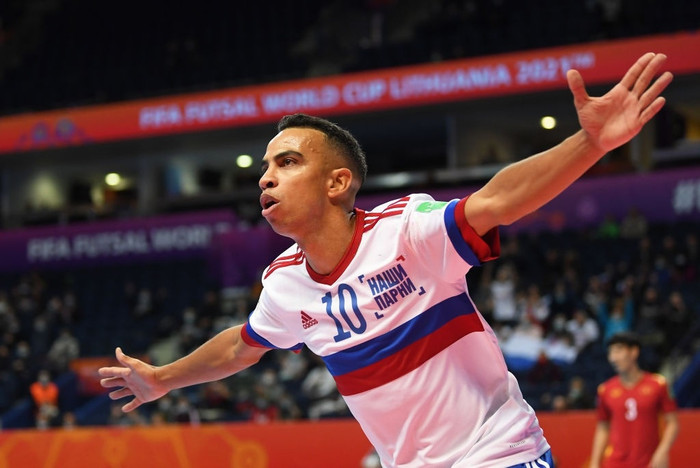 Robinho mở tỷ số cho Nga.