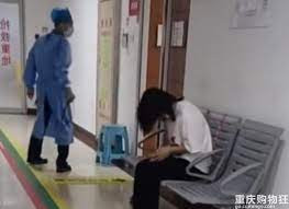 Người mẹ đau đớn, gục ngã ngoài hành lang bệnh viện.