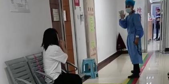Người phụ nữ cầu xin bác sĩ cứu lấy con cô.