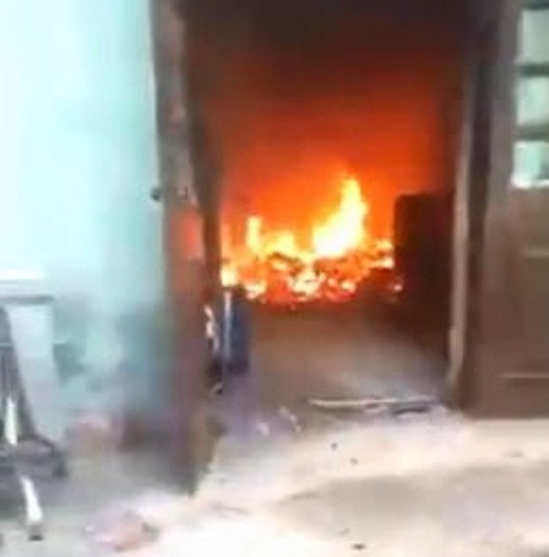 Ngôi nhà bốc cháy ngùn ngụt. 