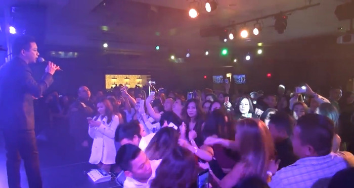 Clip: Khán giả nữ bất ngờ lao vào nắm tóc, đấm nhau túi bụi ngay dưới sân khấu của Tuấn Hưng Ảnh 5