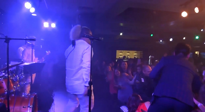 Clip: Khán giả nữ bất ngờ lao vào nắm tóc, đấm nhau túi bụi ngay dưới sân khấu của Tuấn Hưng Ảnh 6