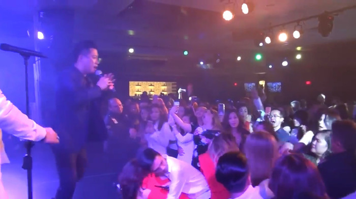 Clip: Khán giả nữ bất ngờ lao vào nắm tóc, đấm nhau túi bụi ngay dưới sân khấu của Tuấn Hưng Ảnh 4