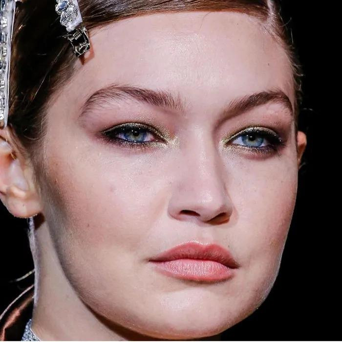 Gigi Hadid lại nhận được nhiều lời khen về làn da khá mịn màng, không có nhiều dấu hiện tuổi tác dù cô nàng đã có 1 bé con. 