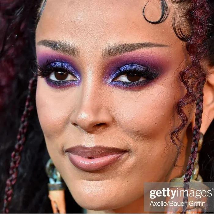 Dễ nhận thấy các đốm mụn sần sùi nơi gò má của Doja Cat. Ngoài ra nữ ca sĩ còn mắc lỗi trang điểm quá sáng, không phù hợp với tổng thể gương mặt. 
